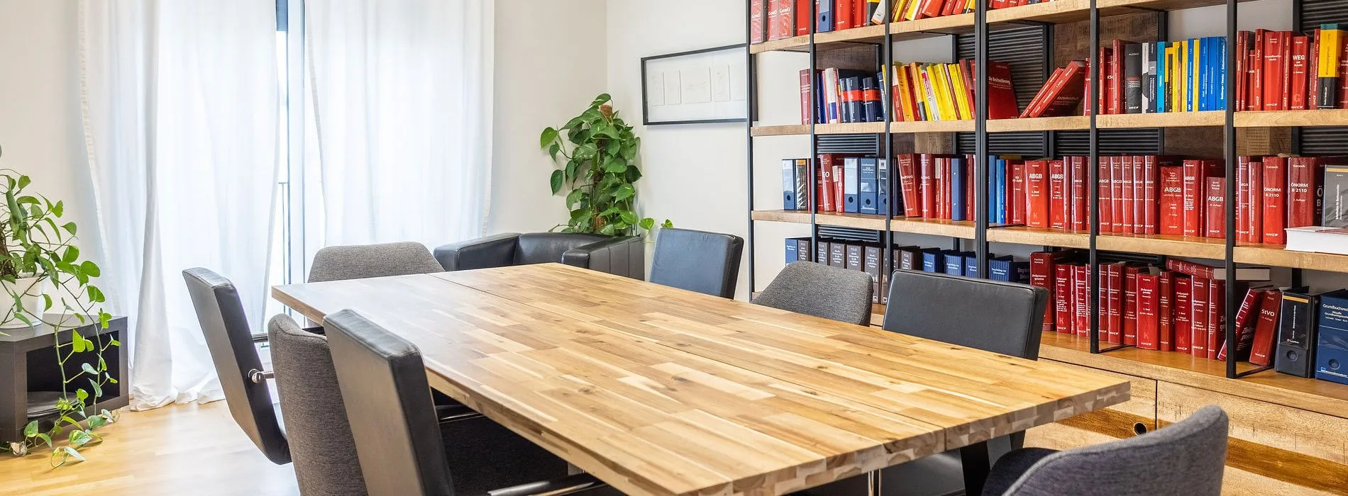 Besprechungsraum der Kanzlei mit juristischer Bibliothek